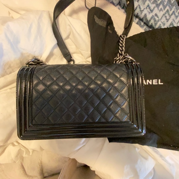 Chanel boy bag with caviar, leather and patent leather trim with gunmetal chain - Picture 9 of 12